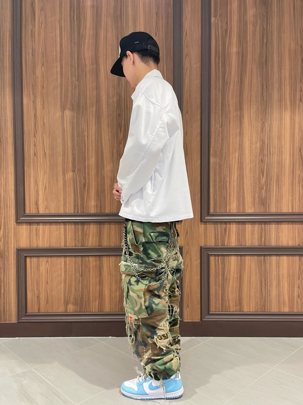 ホワイト系のブルゾン、ホワイト系のブルゾンを着用したメンズの夏コーディネートの2枚目の写真