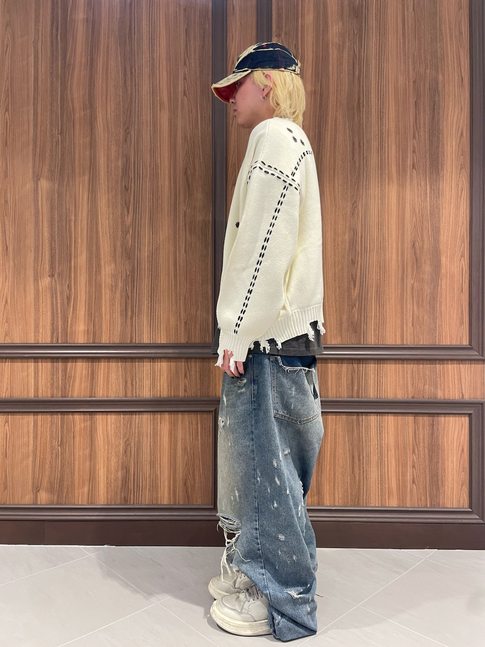 ホワイト系のカーディガン/ボレロを着用したメンズの秋コーディネートの2枚目の写真