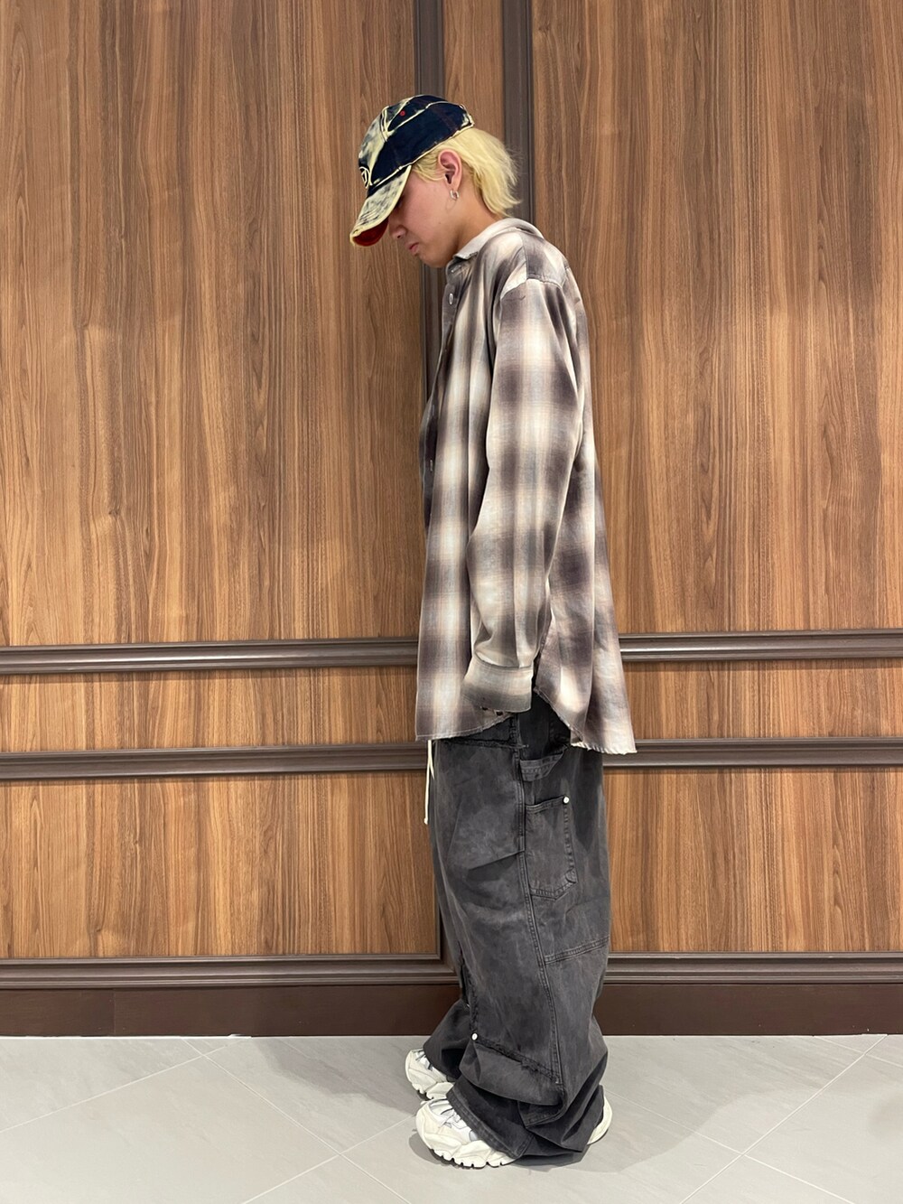 ブラック系のその他パンツを着用したメンズの秋コーディネートの2枚目の写真