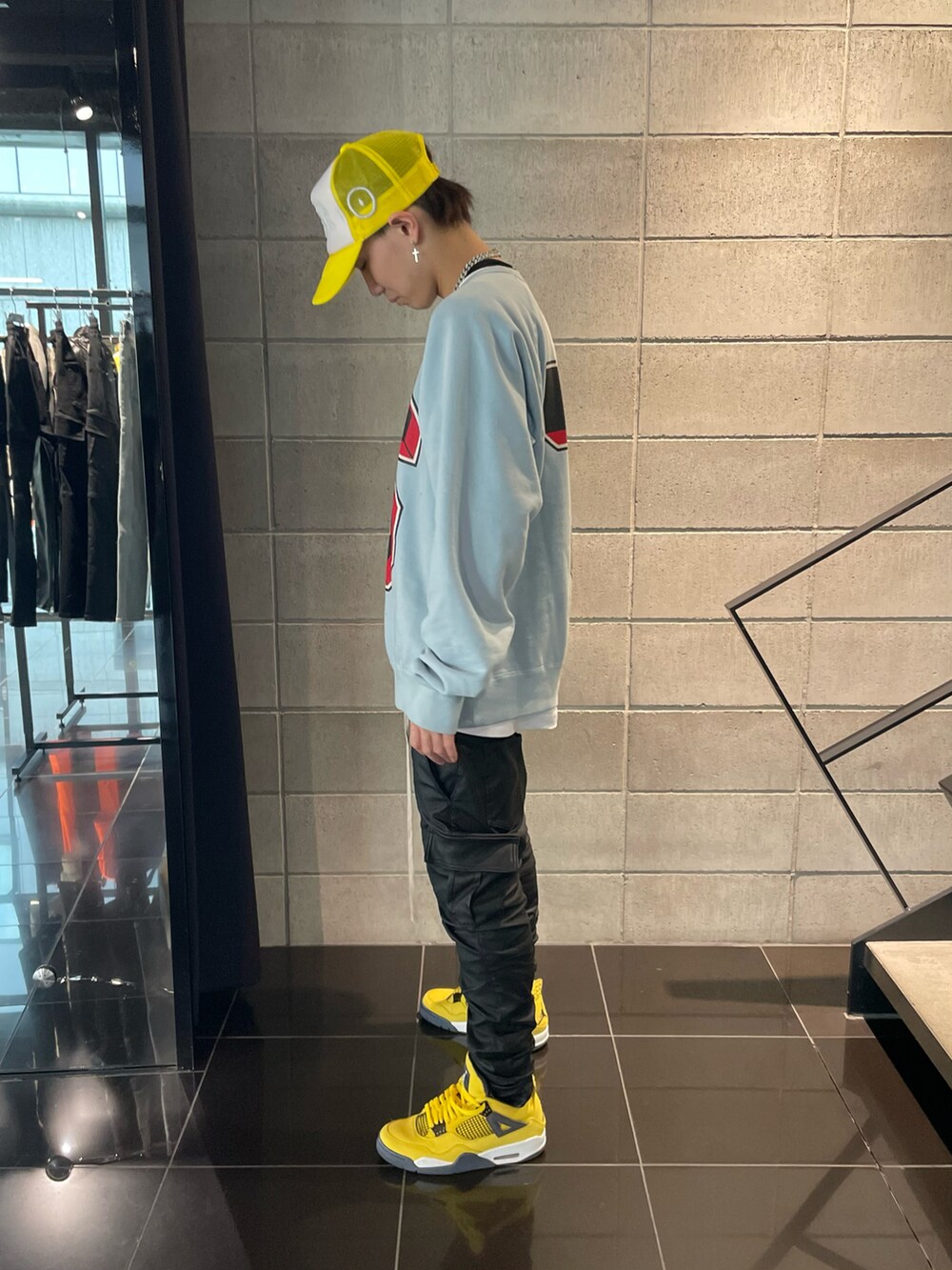 ブラック系のカーゴパンツ、ブラック系のカーゴパンツを着用したメンズの冬コーディネートの2枚目の写真