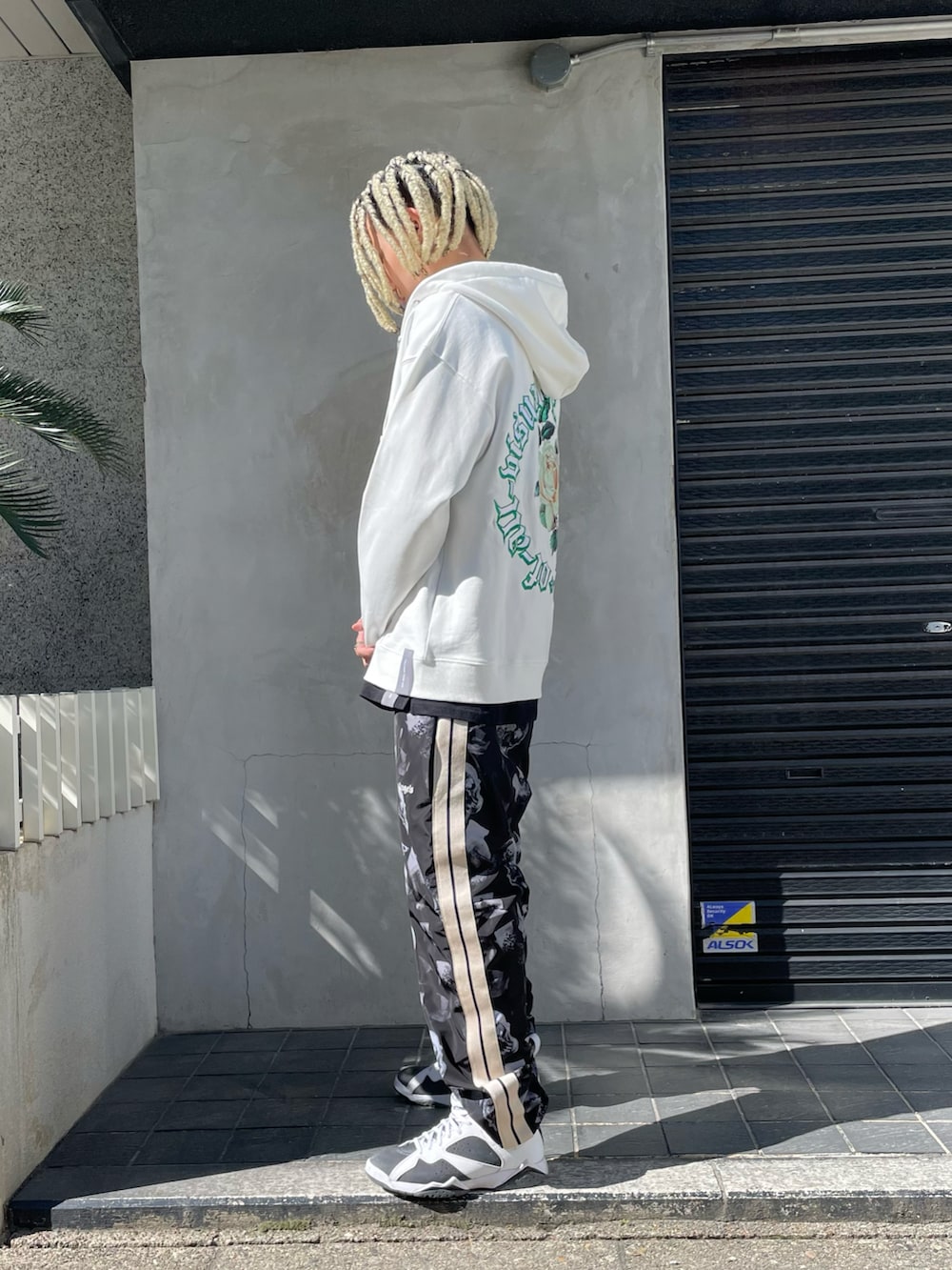 ホワイト系のパーカー、ブラック系のパンツ、ホワイト系のパーカーを着用したメンズの秋コーディネートの2枚目の写真