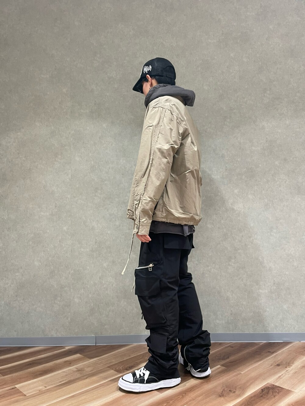 ベージュ系のブルゾン、ベージュ系のその他アウターを着用したメンズの秋コーディネートの2枚目の写真