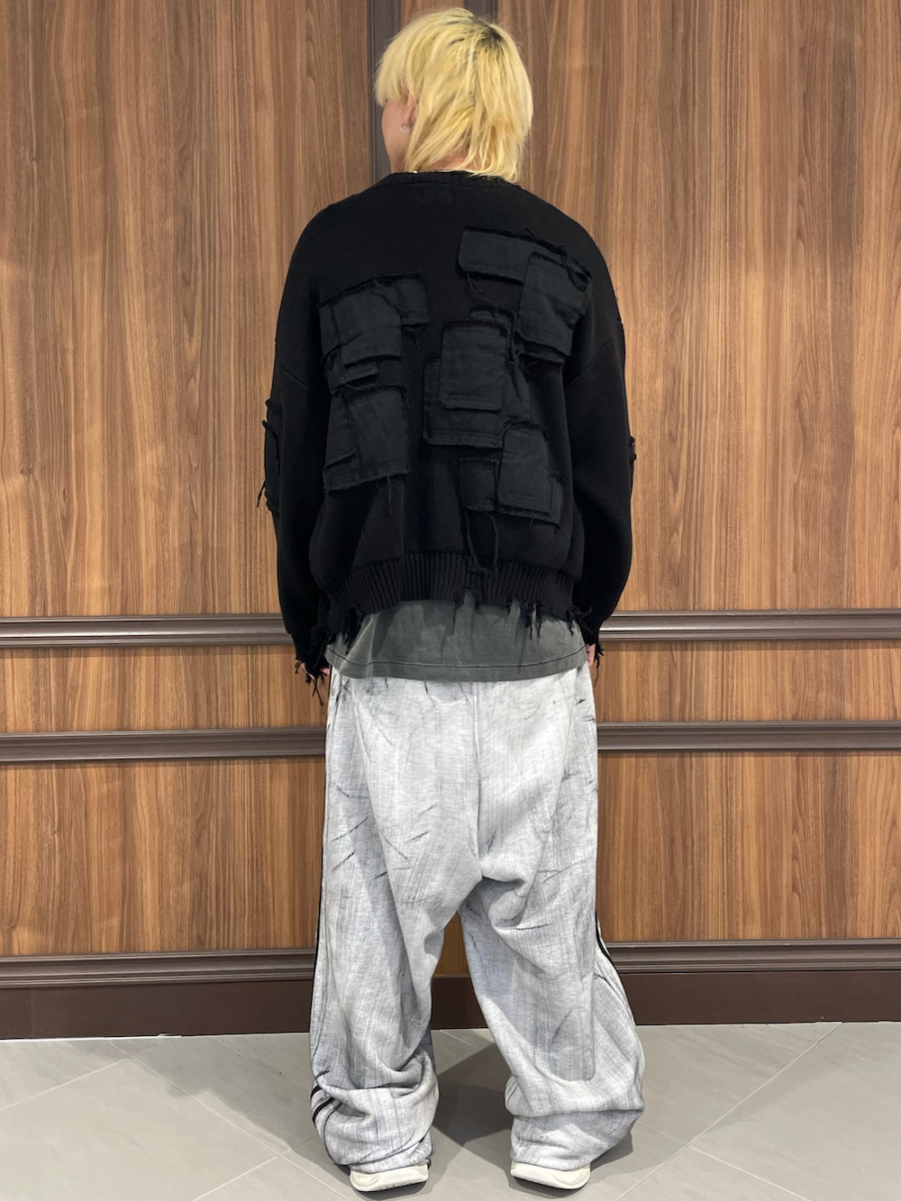ブラック系のカーディガン/ボレロを着用したメンズの冬コーディネートの3枚目の写真