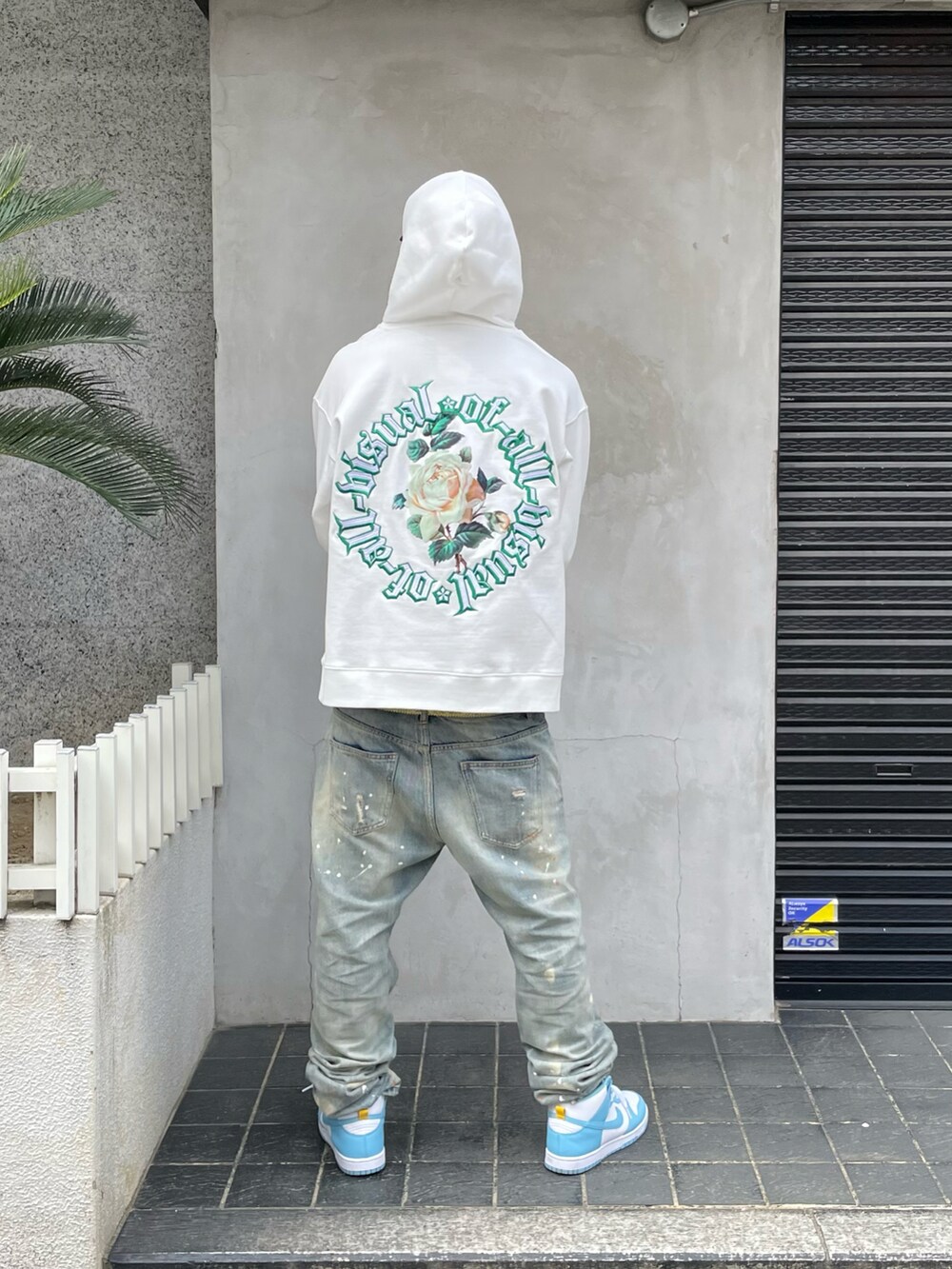 ホワイト系のパーカー、ホワイト系のパーカーを着用したメンズの春コーディネートの3枚目の写真