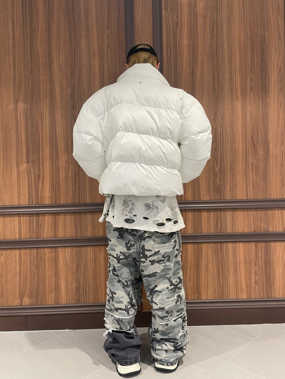 ホワイト系のブルゾンを着用したメンズの冬コーディネートの3枚目の写真