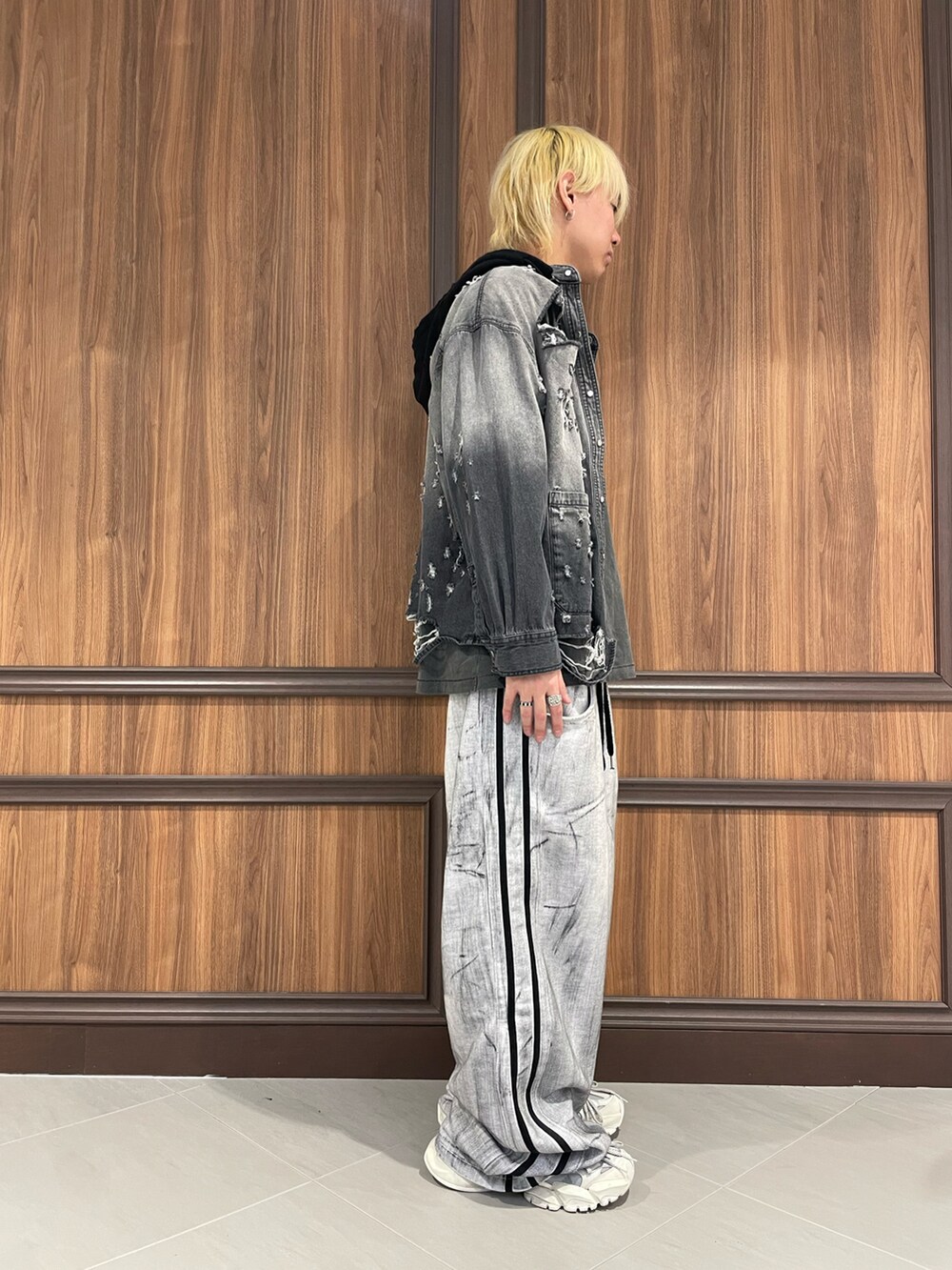 ブラック系のシャツ/ブラウスを着用したメンズの冬コーディネートの2枚目の写真