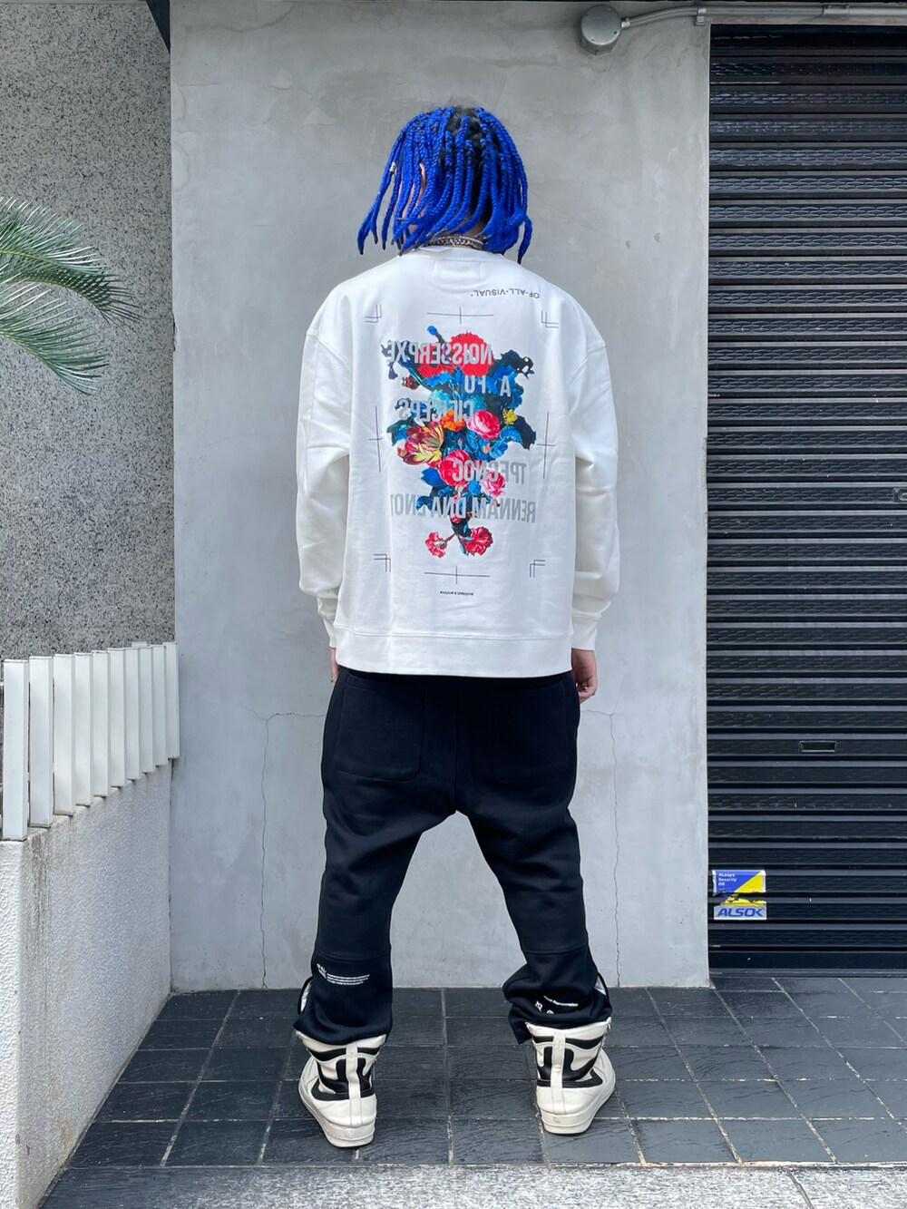 ホワイト系のスウェット、ブラック系のスウェットパンツ、ホワイト系のスウェットを着用したメンズの秋コーディネートの2枚目の写真