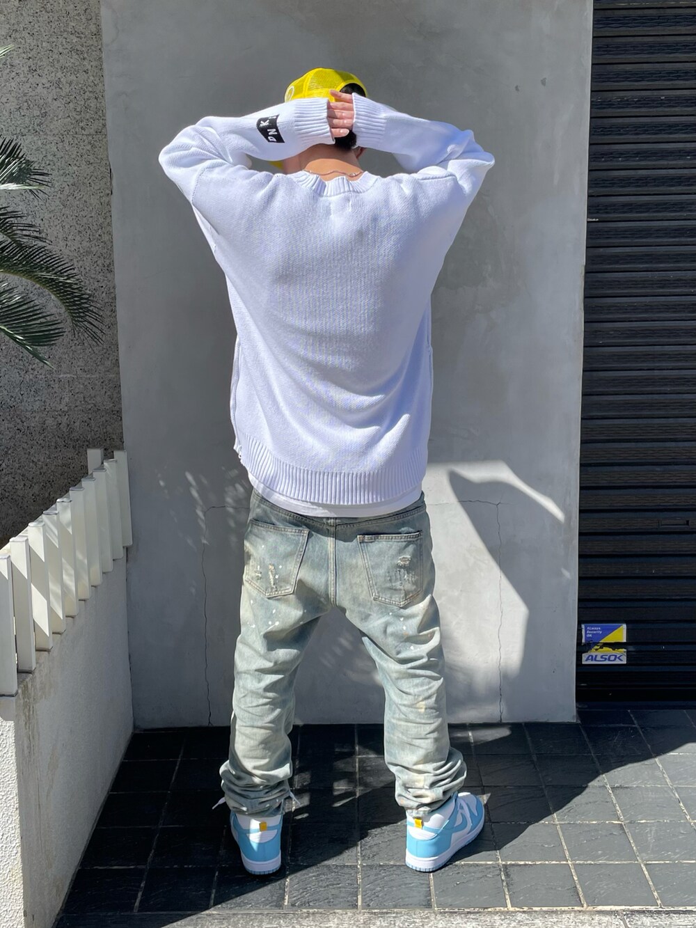 ホワイト系のニット/セーター、ホワイト系のニット/セーターを着用したメンズの春コーディネートの3枚目の写真