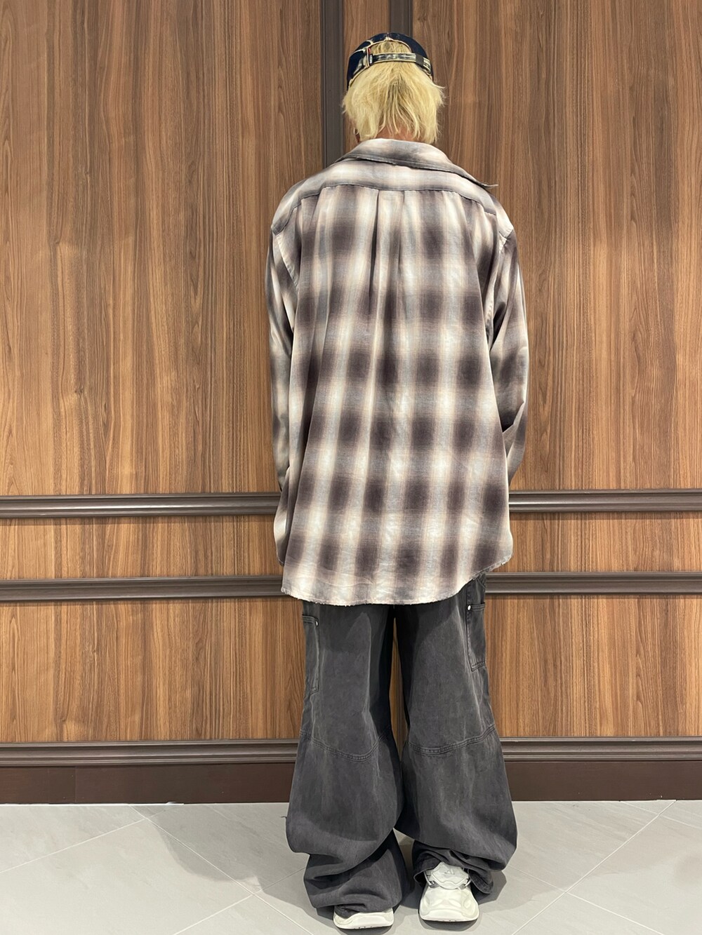 ブラック系のその他パンツを着用したメンズの秋コーディネートの3枚目の写真