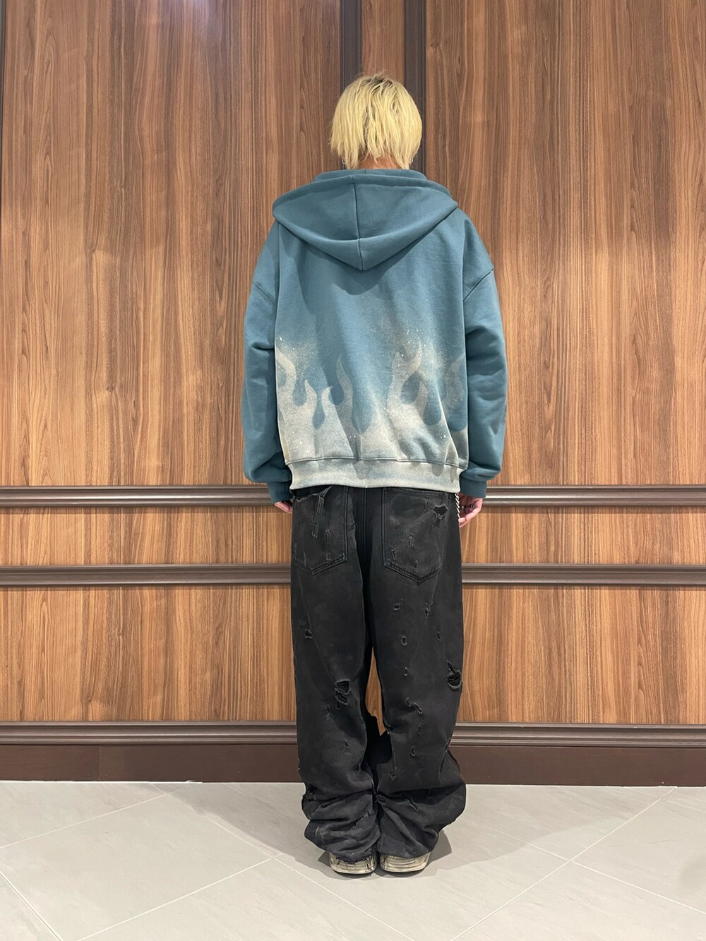 ブルー系のパーカーを着用したメンズの冬コーディネートの3枚目の写真