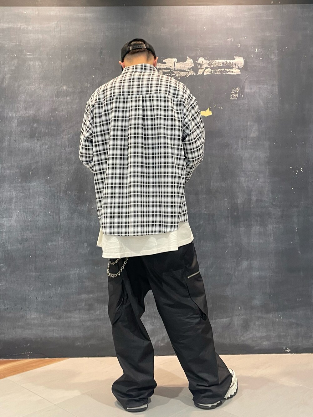 ブラック系のシャツ/ブラウス、ブラック系のカーゴパンツ、ブラック系のカーゴパンツを着用したメンズの夏コーディネートの3枚目の写真