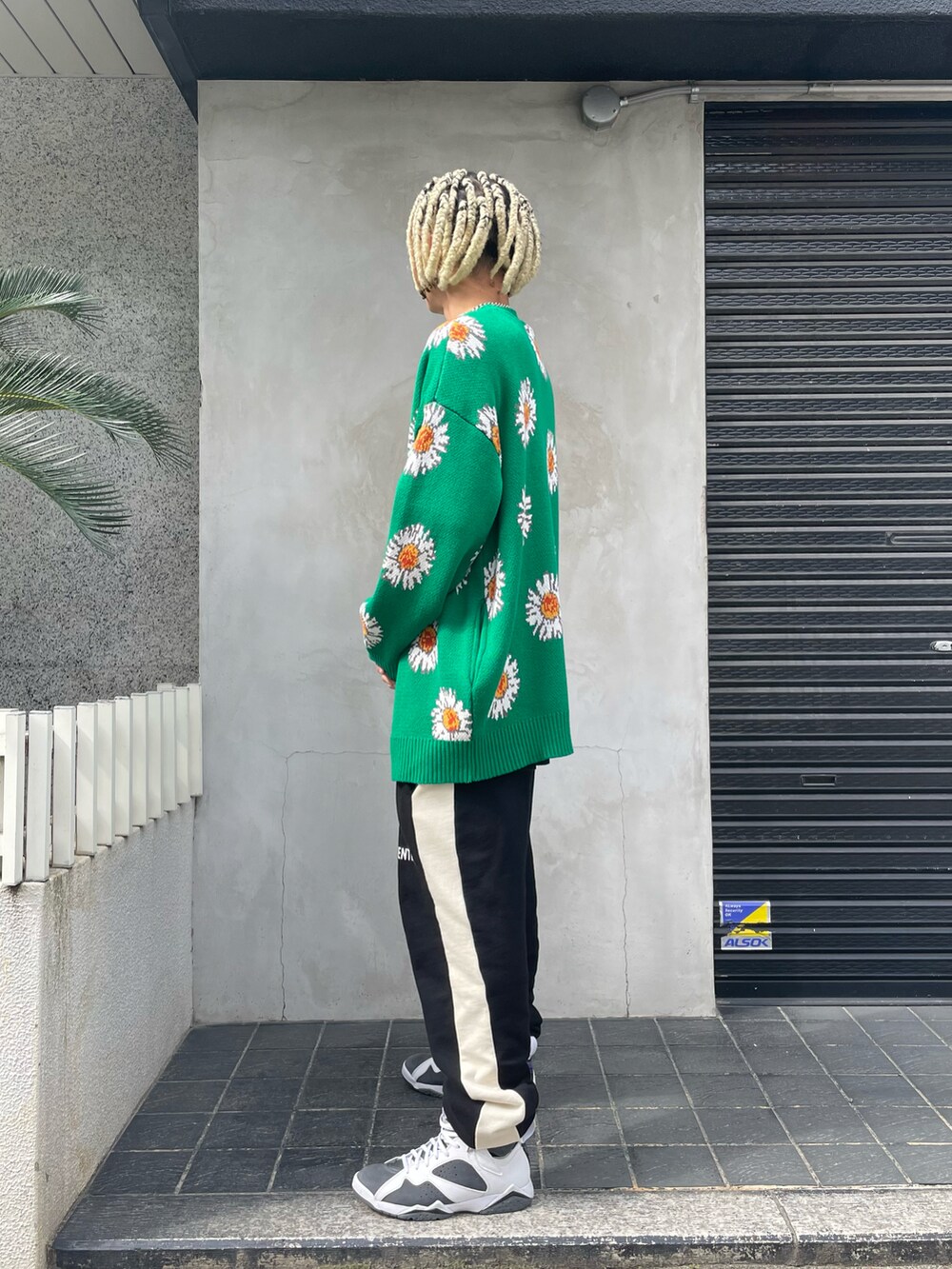 グリーン系のカーディガン/ボレロを着用したメンズの秋コーディネートの2枚目の写真