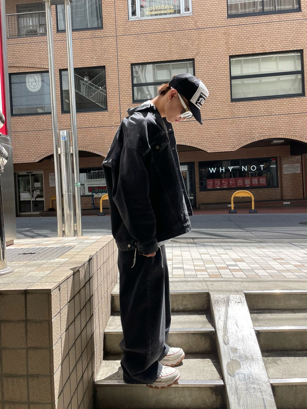 ブラック系のデニムジャケット、ブラック系のデニムパンツ、ブラック系のデニムジャケットを着用したメンズの春コーディネートの2枚目の写真