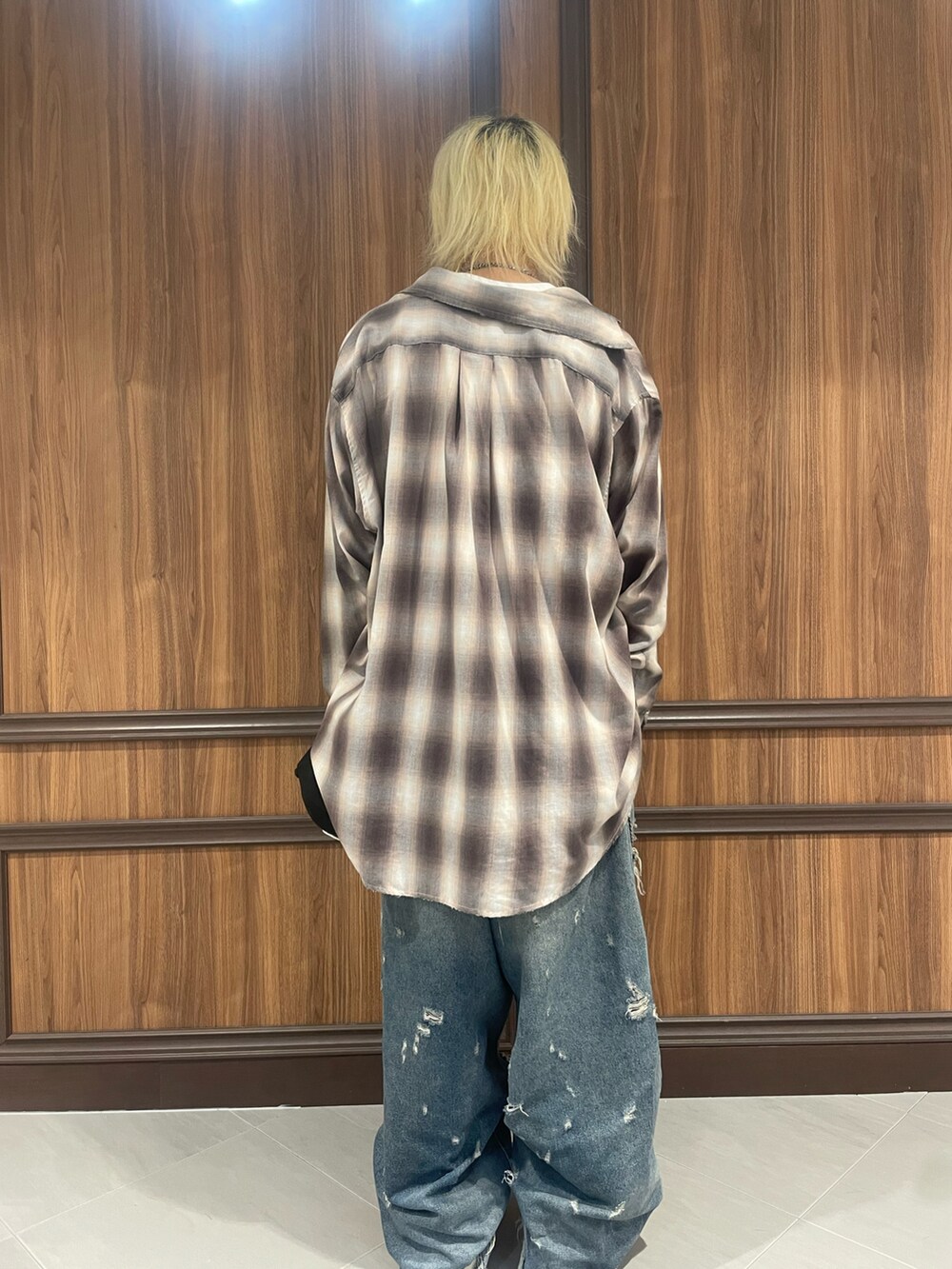 ブラック系のシャツ/ブラウスを着用したメンズの夏コーディネートの3枚目の写真