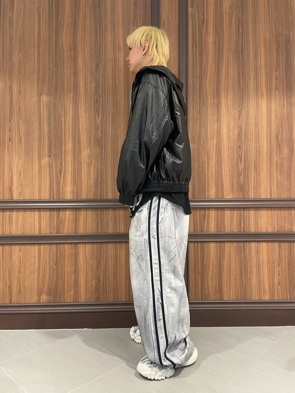 ブラック系のブルゾンを着用したメンズの冬コーディネートの2枚目の写真