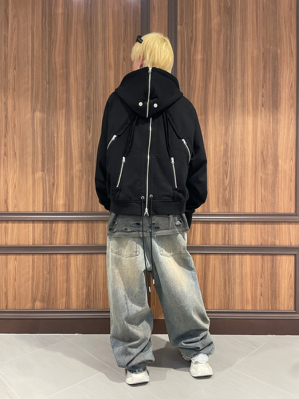 その他のデニムパンツを着用したメンズの冬コーディネートの3枚目の写真