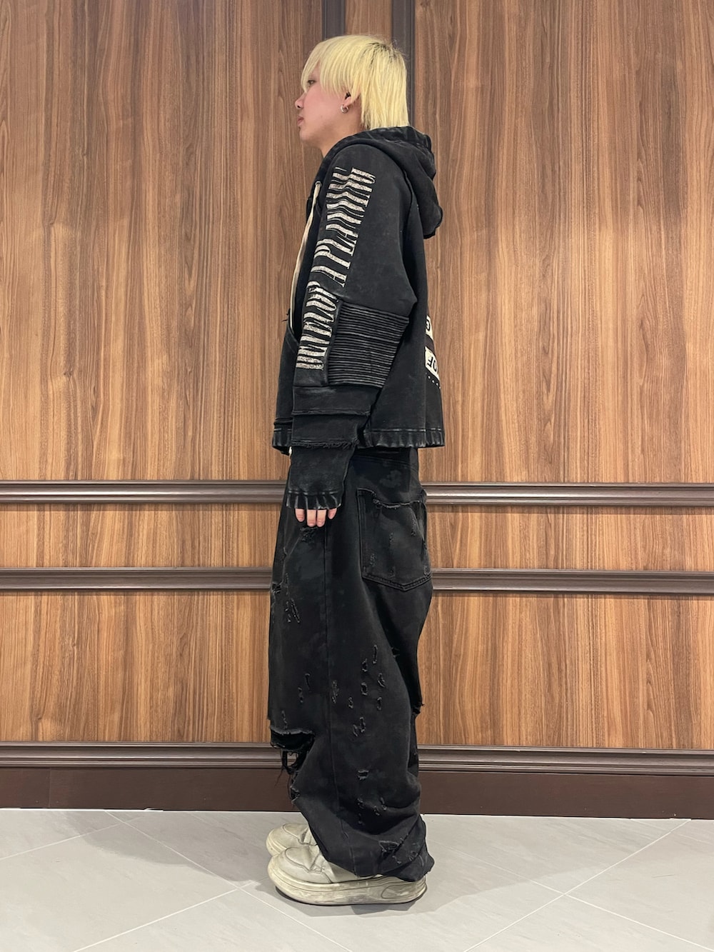 ブラック系のパーカーを着用したメンズの冬コーディネートの2枚目の写真