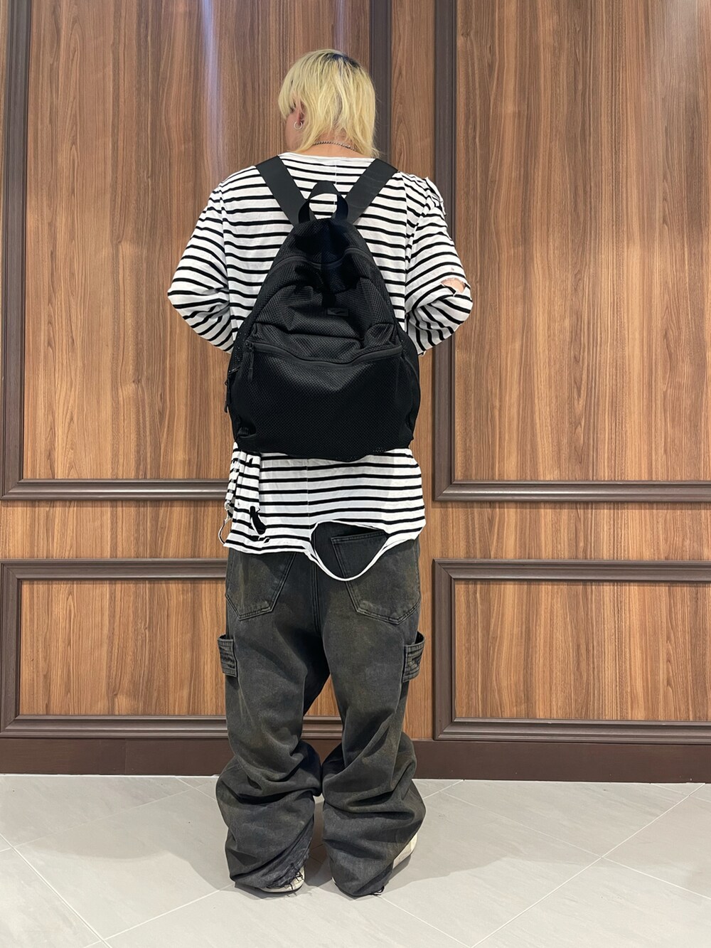 ブラック系のバックパック/リュックを着用したメンズの夏コーディネートの3枚目の写真