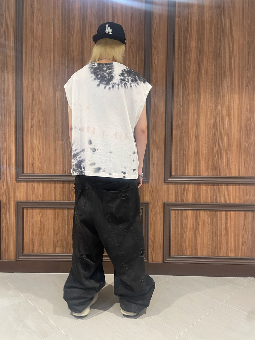 その他のTシャツ/カットソーを着用したメンズの夏コーディネートの3枚目の写真