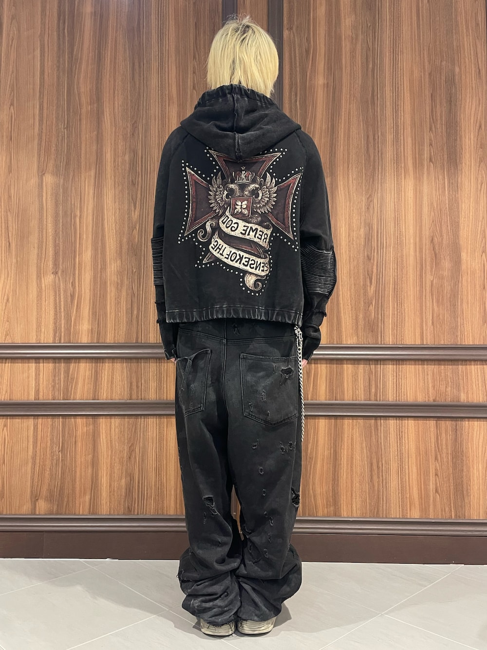 ブラック系のパーカーを着用したメンズの冬コーディネートの3枚目の写真