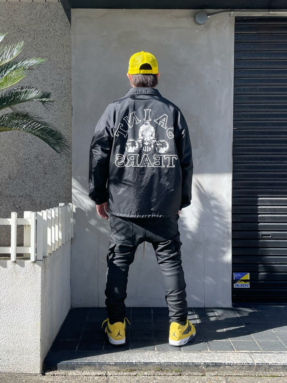 ブラック系のカーゴパンツ、ブラック系のカーゴパンツを着用したメンズの冬コーディネートの3枚目の写真