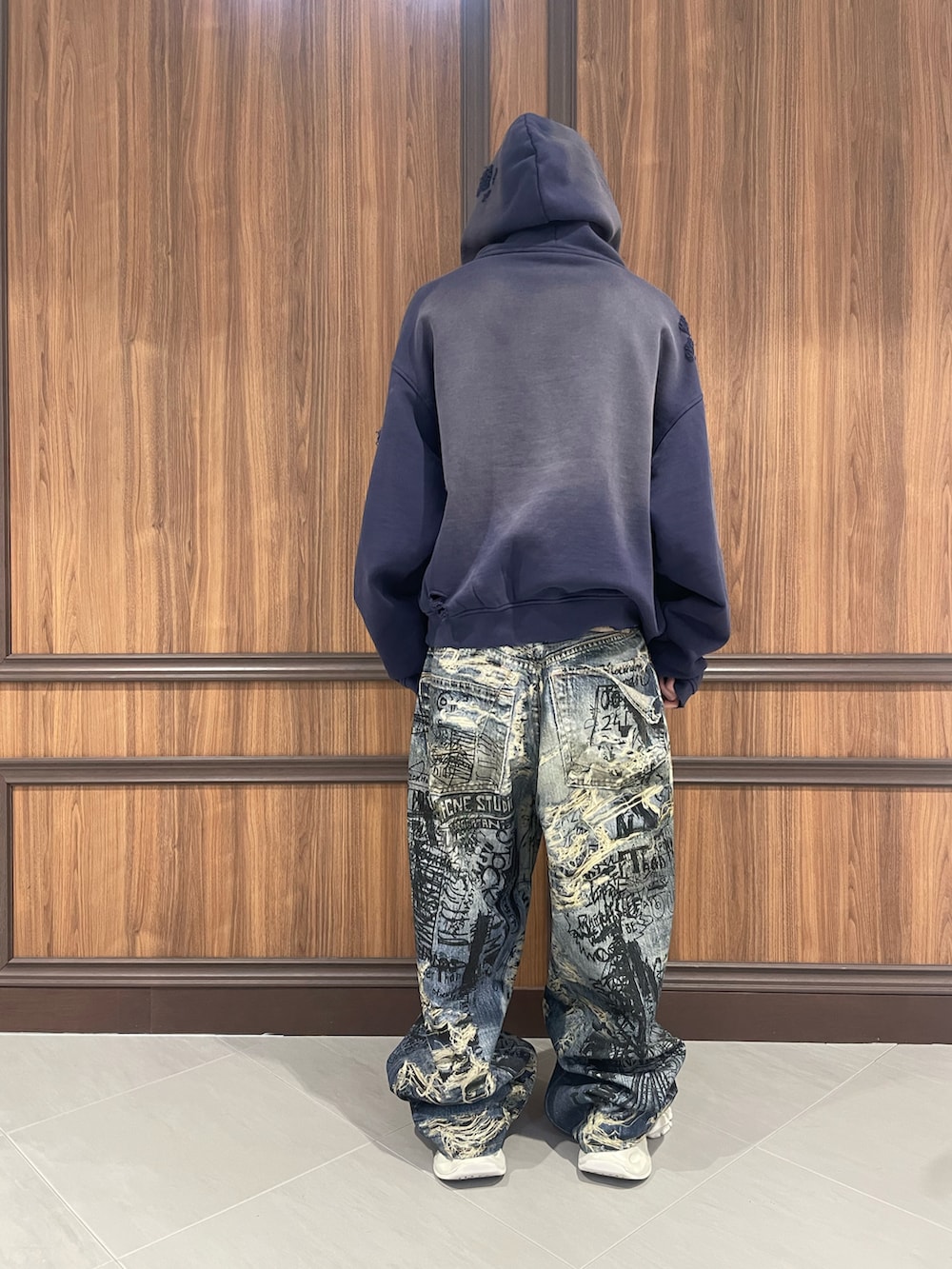 ブルー系のパーカーを着用したメンズの冬コーディネートの3枚目の写真
