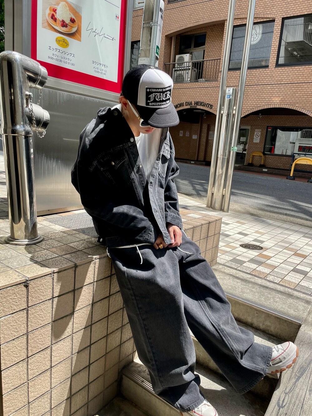 ブラック系のデニムジャケット、ブラック系のデニムパンツ、ブラック系のデニムジャケットを着用したメンズの春コーディネートの3枚目の写真