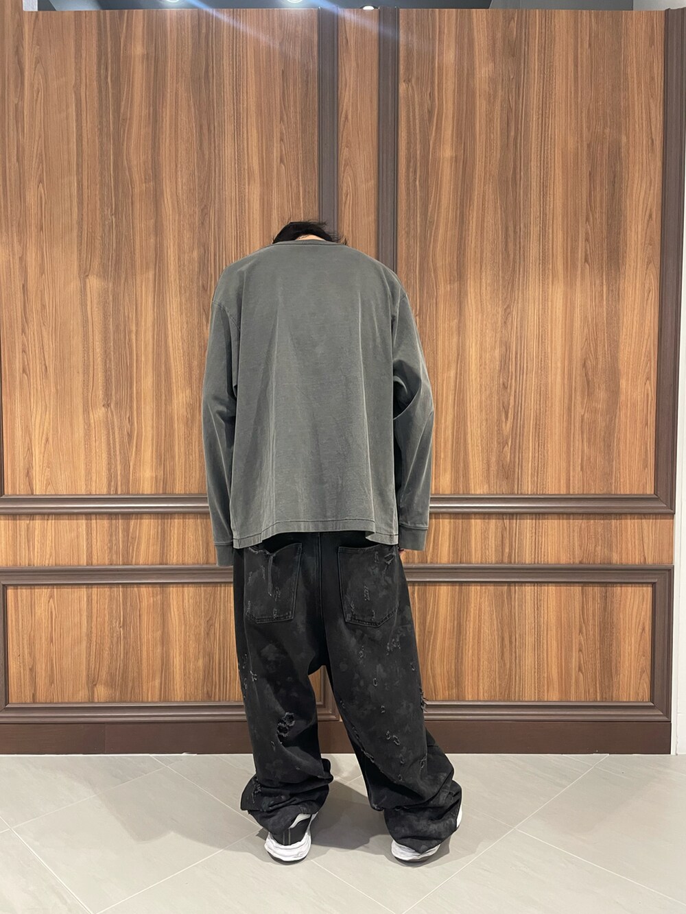 ブラック系のTシャツ/カットソーを着用したメンズの夏コーディネートの3枚目の写真