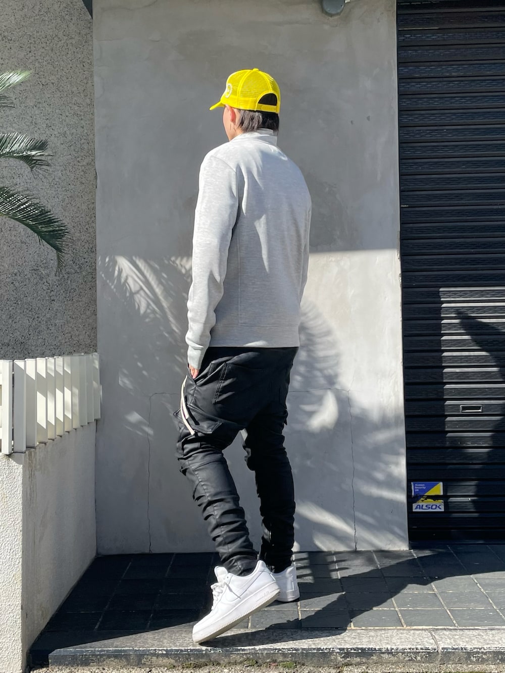 グレー系のスウェット、ブラック系のカーゴパンツ、グレー系のスウェットを着用したメンズの冬コーディネートの2枚目の写真