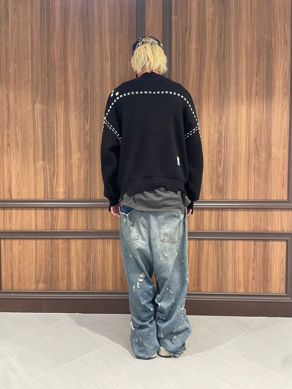 ブラック系のカーディガン/ボレロを着用したメンズの秋コーディネートの3枚目の写真