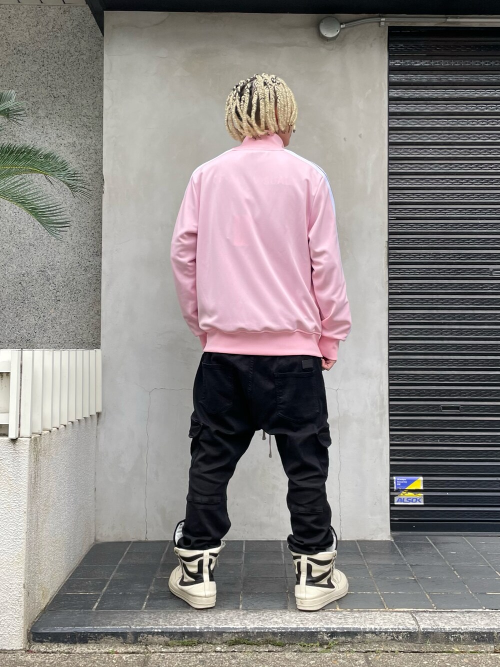 ピンク系のジャージ、ブラック系のその他パンツ、ブラック系のその他パンツを着用したメンズの秋コーディネートの3枚目の写真