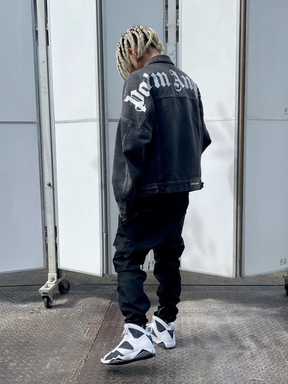 ブラック系のカーゴパンツ、グレー系のデニムジャケット、ブラック系のカーゴパンツを着用したメンズの秋コーディネートの2枚目の写真