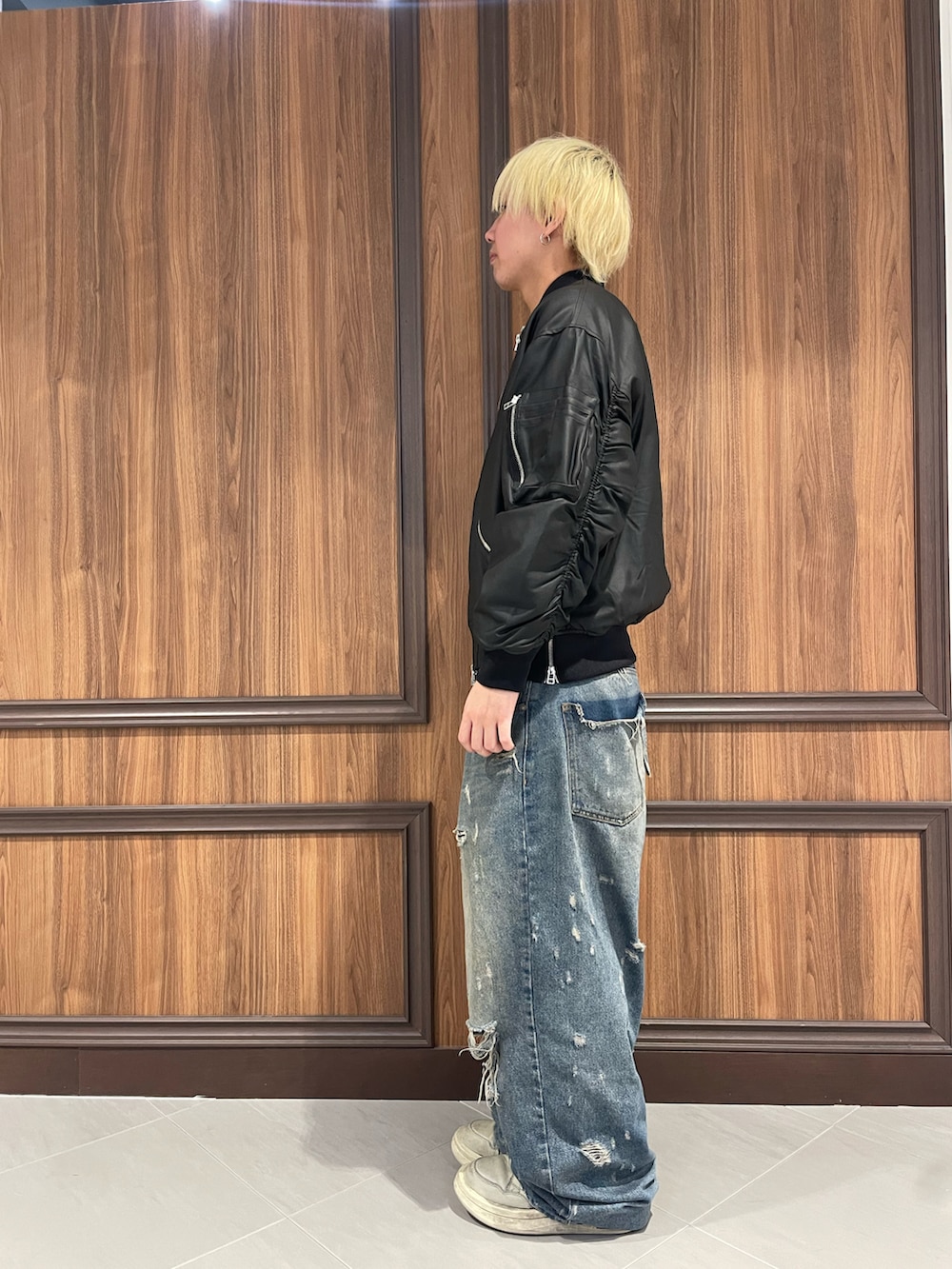 ブラック系のMA-1を着用したメンズの秋コーディネートの2枚目の写真