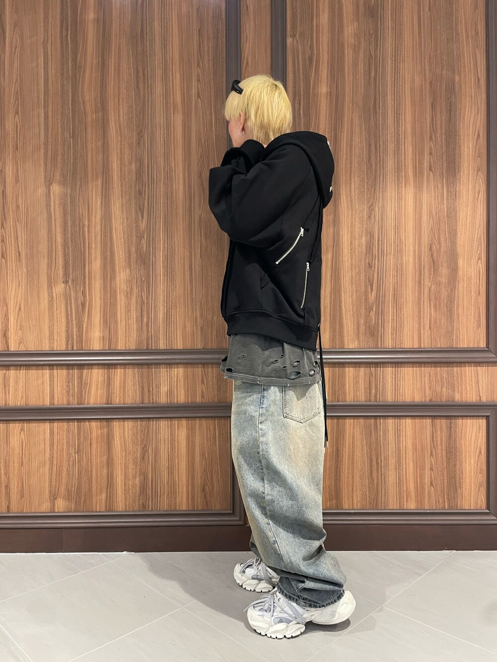 その他のデニムパンツを着用したメンズの冬コーディネートの2枚目の写真