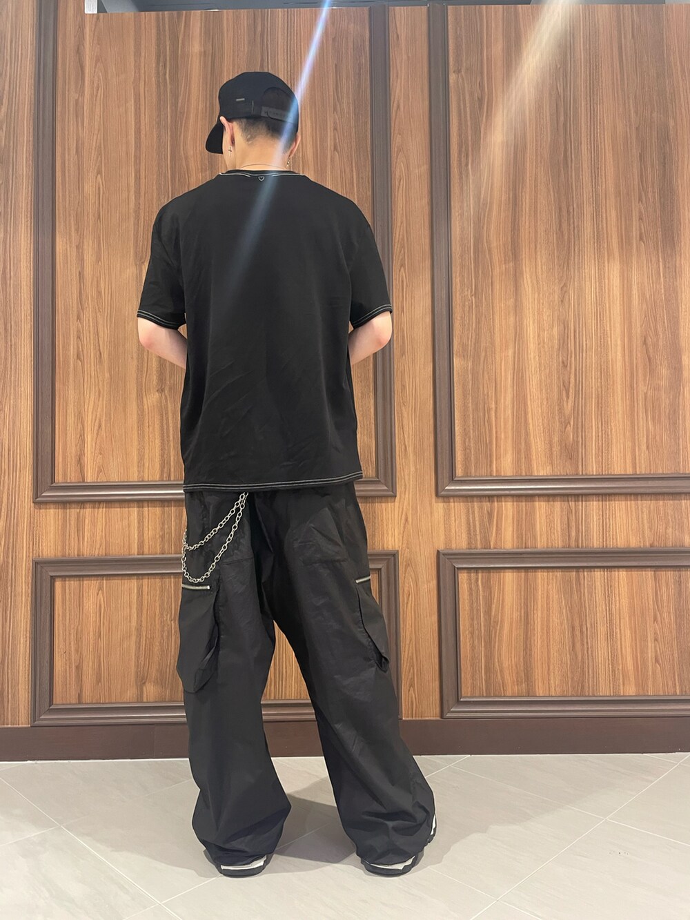 ブラック系のカーゴパンツ、ブラック系のカーゴパンツを着用したメンズの夏コーディネートの3枚目の写真