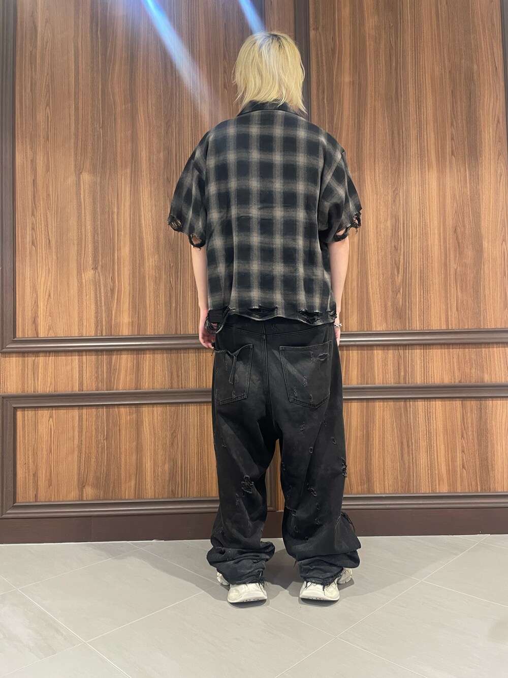 ブラック系のシャツ/ブラウスを着用したメンズの夏コーディネートの3枚目の写真