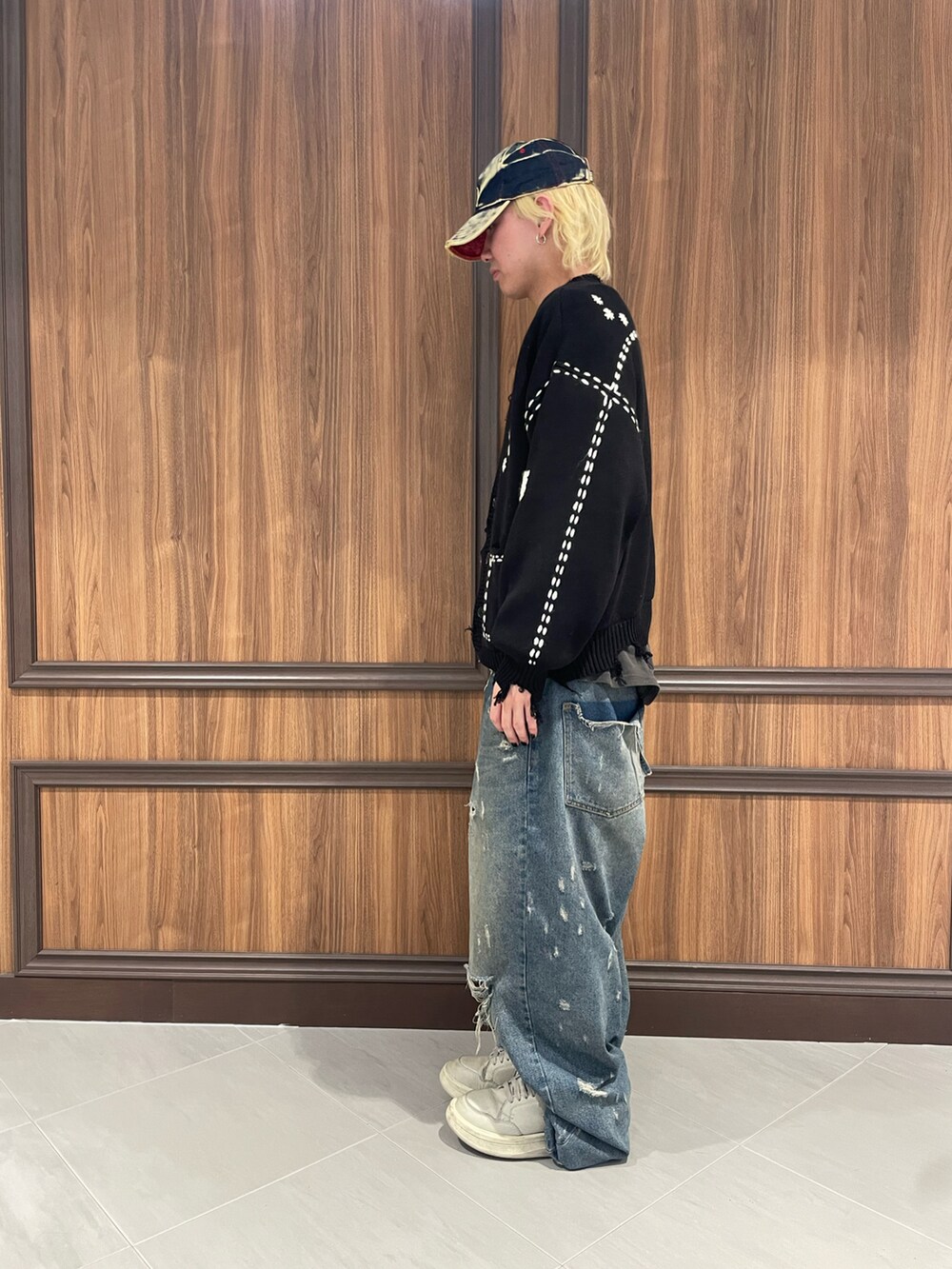 ブラック系のカーディガン/ボレロを着用したメンズの秋コーディネートの2枚目の写真