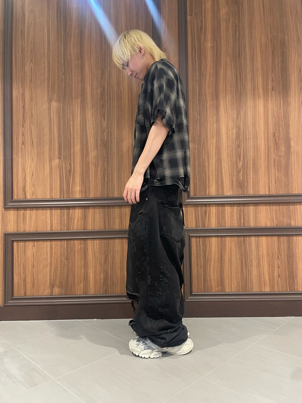 ブラック系のシャツ/ブラウスを着用したメンズの夏コーディネートの2枚目の写真