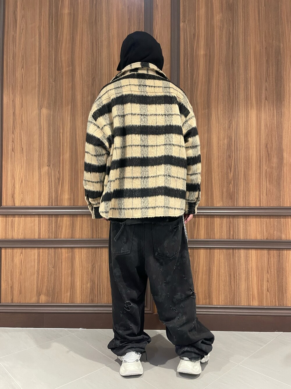 ベージュ系のシャツ/ブラウスを着用したメンズの冬コーディネートの3枚目の写真