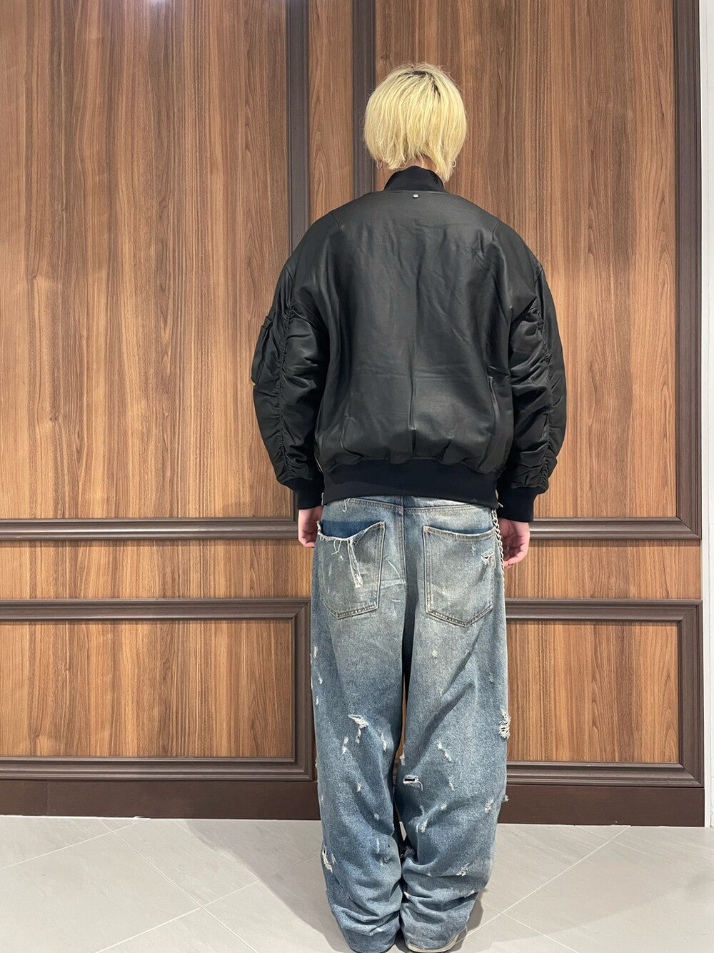 ブラック系のMA-1を着用したメンズの秋コーディネートの3枚目の写真