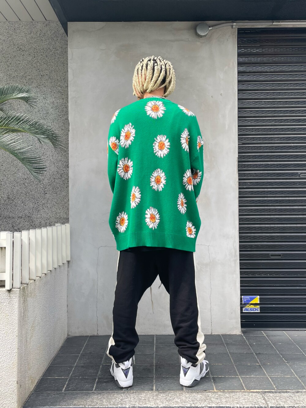 グリーン系のカーディガン/ボレロを着用したメンズの秋コーディネートの3枚目の写真