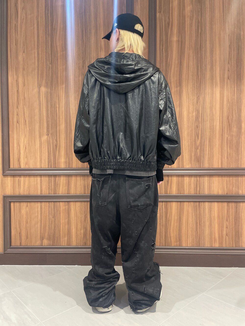 ブラック系のブルゾンを着用したメンズの春コーディネートの3枚目の写真