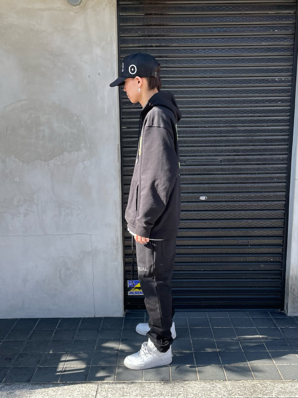ブラック系のスウェットパンツ、ブラック系のパーカー、ブラック系のパーカーを着用したメンズの冬コーディネートの2枚目の写真