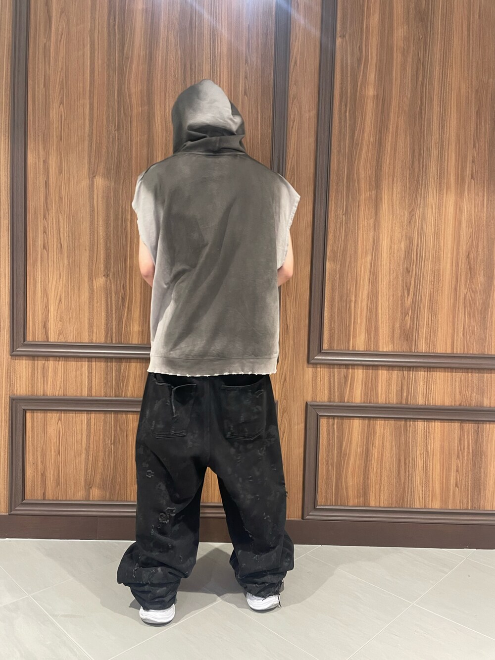 グレー系のタンクトップを着用したメンズの夏コーディネートの3枚目の写真