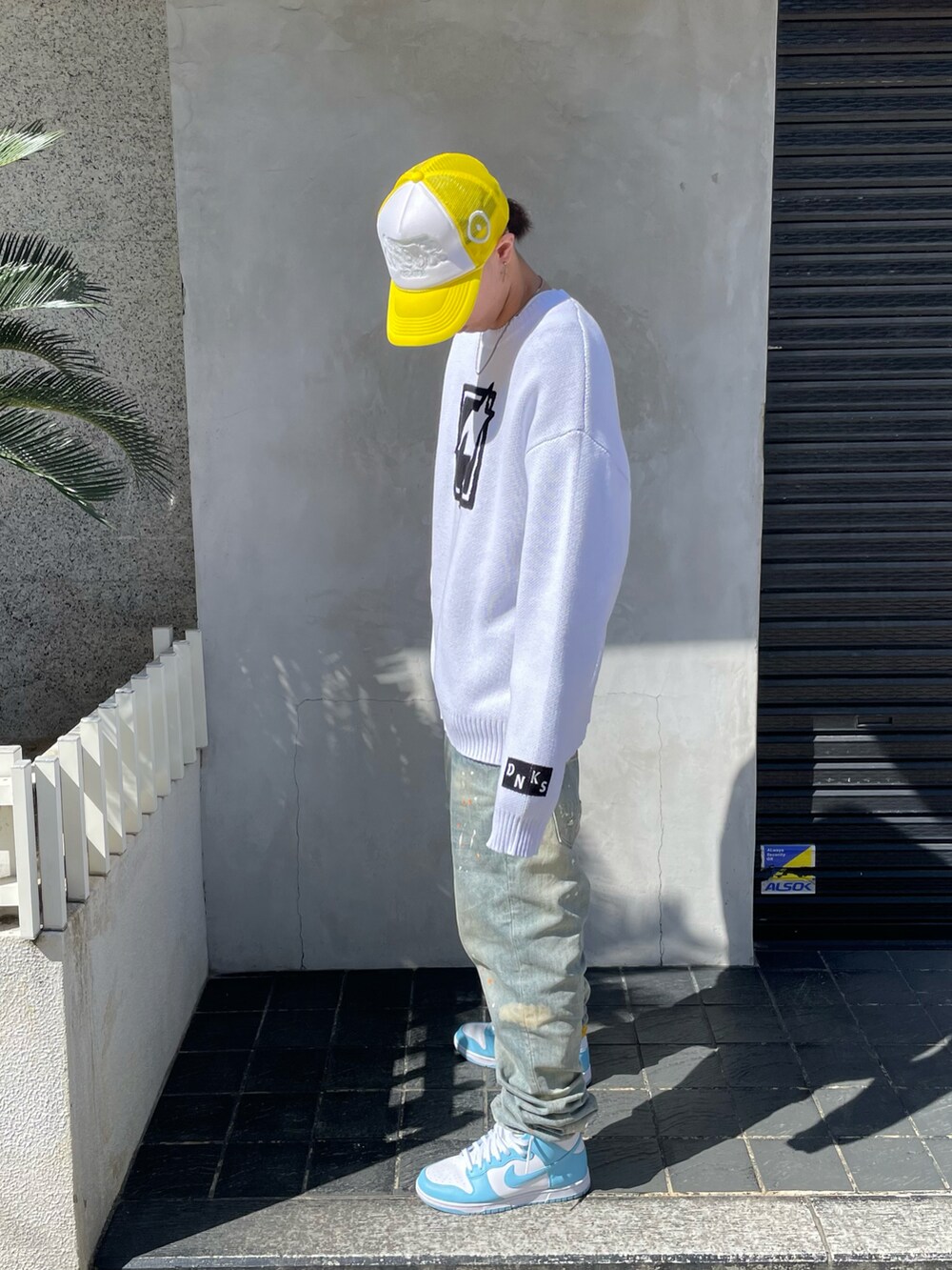 ホワイト系のニット/セーター、ホワイト系のニット/セーターを着用したメンズの春コーディネートの2枚目の写真