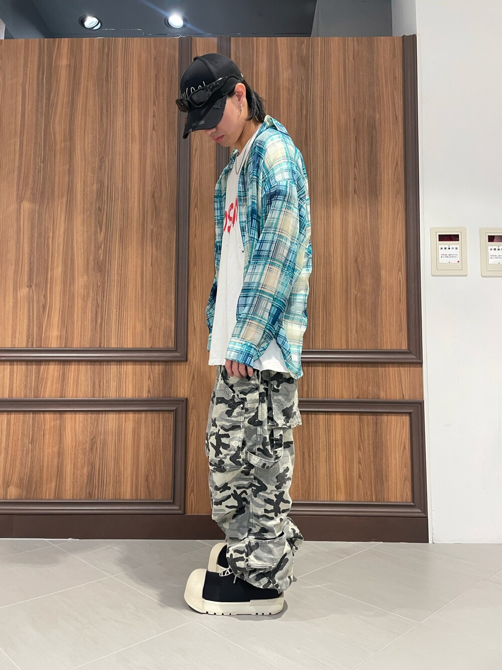 グリーン系のシャツ/ブラウスを着用したメンズの春コーディネートの2枚目の写真