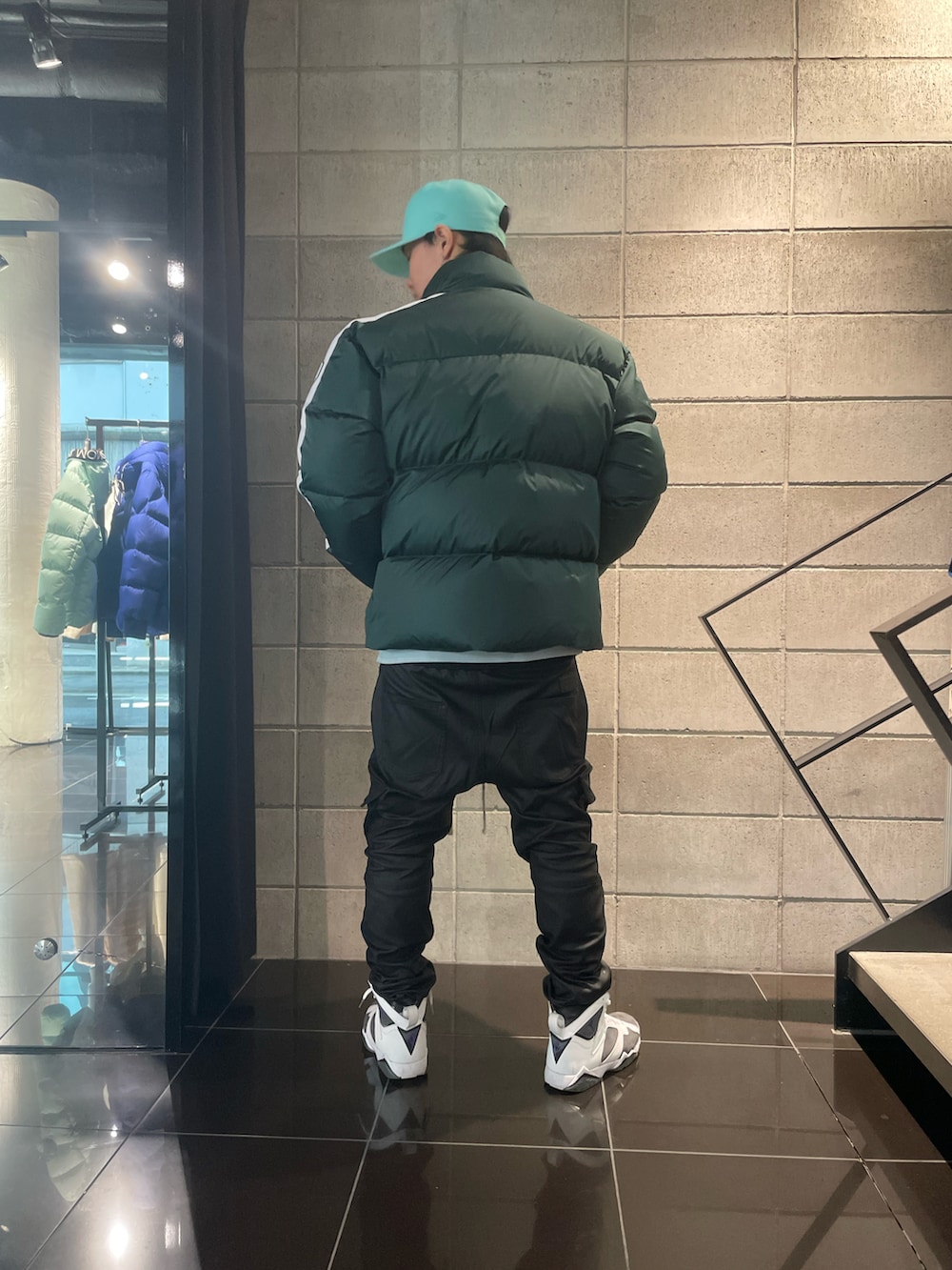 ブラック系のカーゴパンツ、グリーン系のダウンジャケット/コートを着用したメンズの冬コーディネートの3枚目の写真