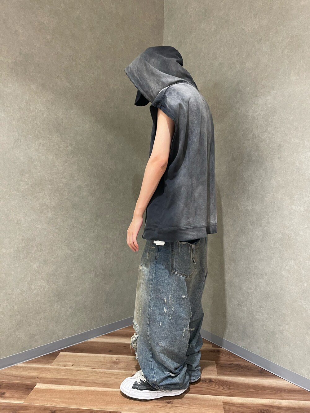 ブラック系のタンクトップを着用したメンズの夏コーディネートの2枚目の写真