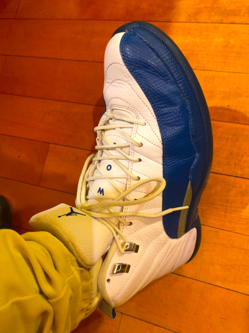 ブルー系のスニーカー、ベージュ系のスウェットパンツを着用したメンズの冬コーディネートの2枚目の写真