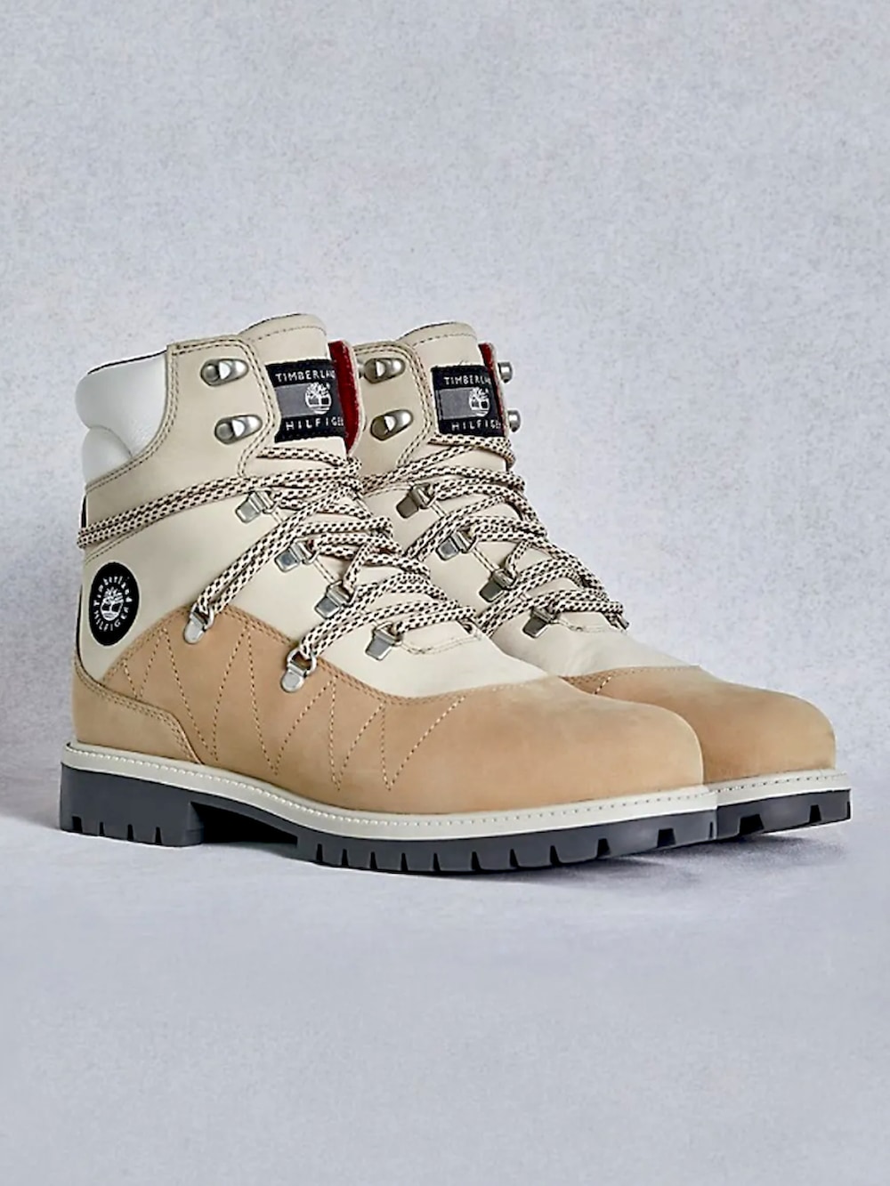 ホワイト系のブーツを着用したメンズの冬コーディネートの2枚目の写真